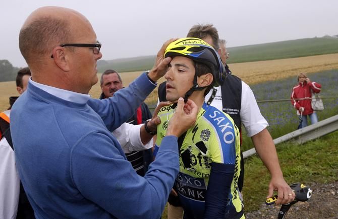 Bjarne Riis checks on Jesus Hernandez