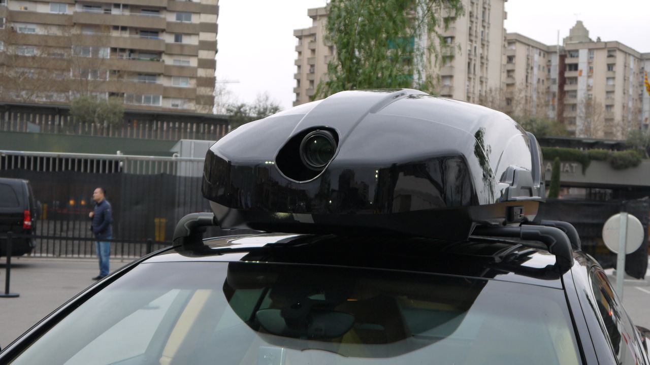 The high-speed camera on the roof connects directly to the phone via HDMI
