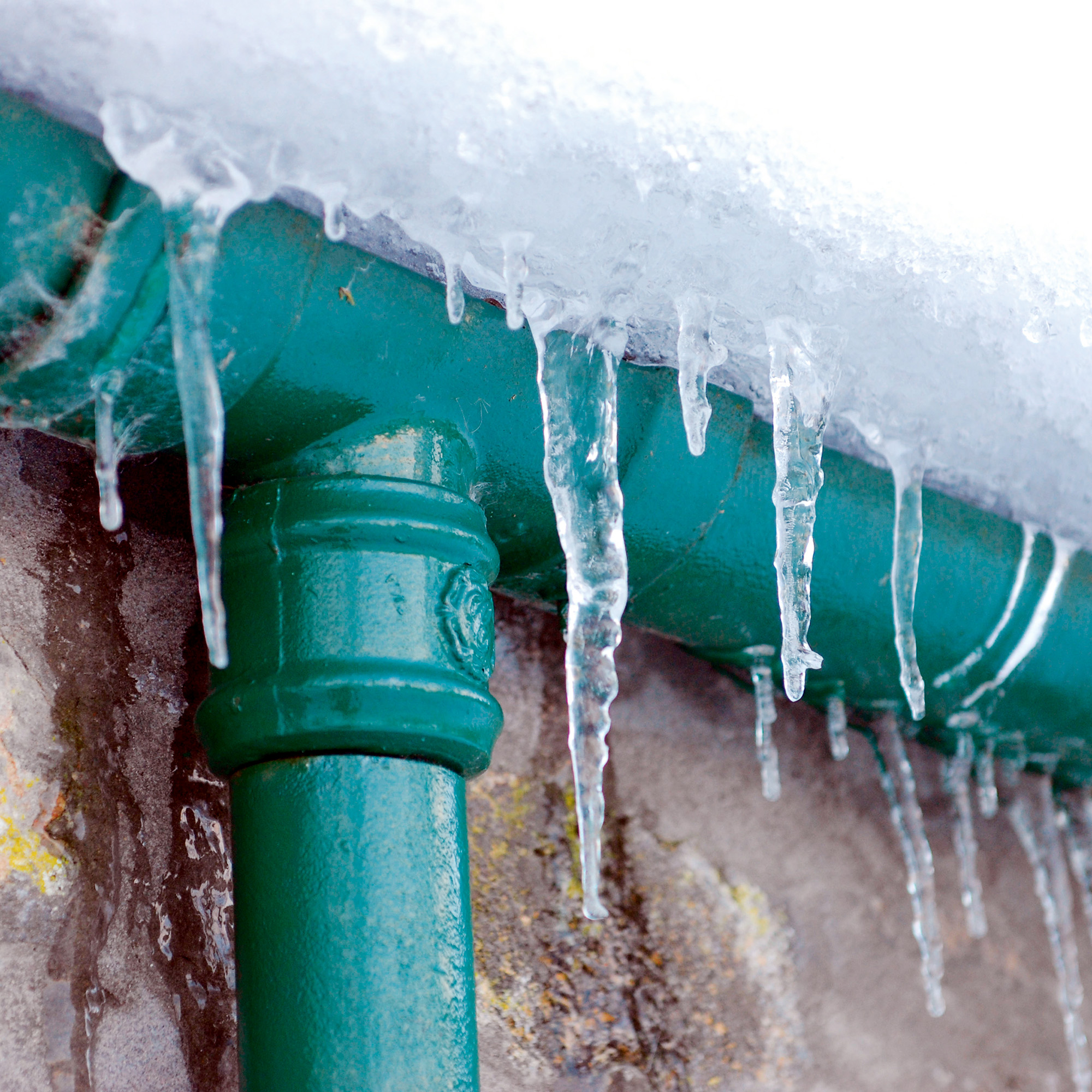 snow and frost build up on this blue cast iron gutter and downpipe