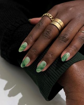 Arte de unhas verde jade.