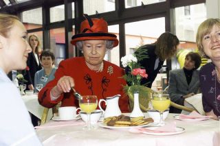MANCHESTER - OCTOBER 15: Queen Elizabeth II takes a tea break with hospital staff during her visit to Manchester Royal Infirmary on October 15, 1999. (Photo by Anwar Hussein/Getty Images)