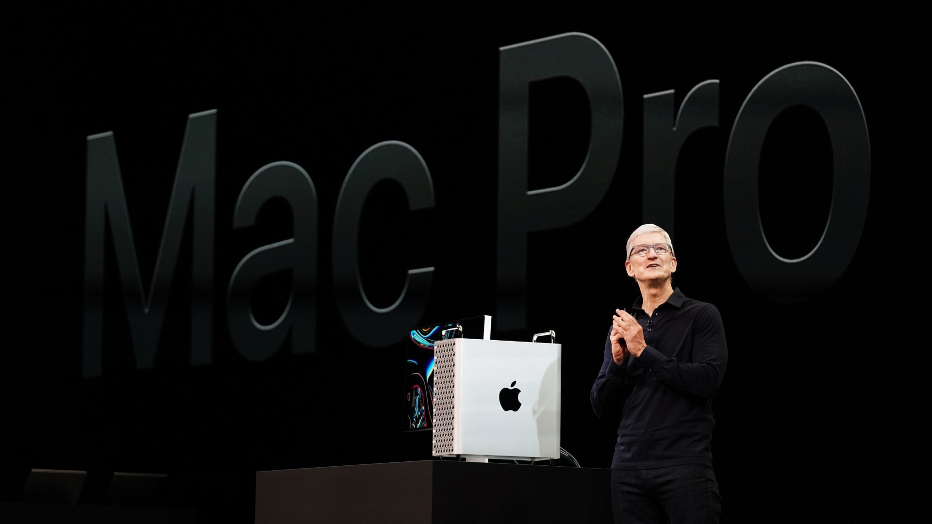 Генеральный директор Apple Тим Кук представляет Mac Pro на сцене WWDC 2019.