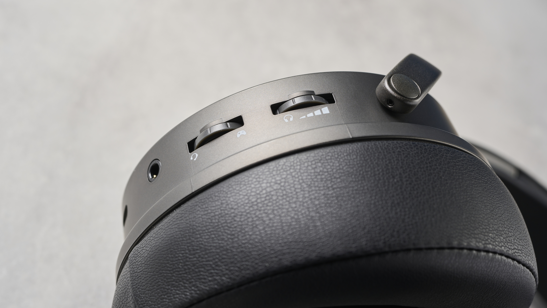 A photograph of the Audeze Maxwell bottom earcups showing the volume and sidetone controls
