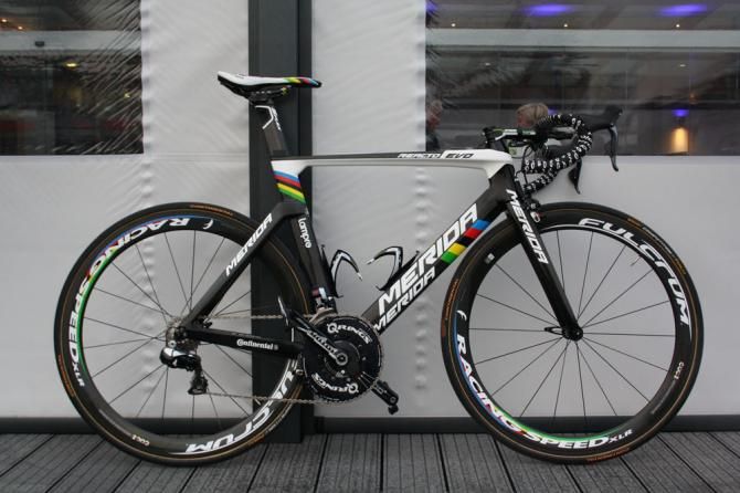 Costa's bike is finished with an FSA cockpit with Prologo tape