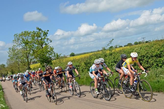 Marianne Vos leads the peloton through the Hertfordshire countryside