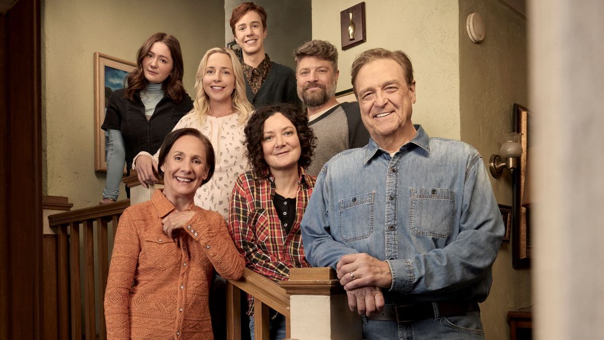 Emma Kenney, Laurie Metcalf, Lecy Goranson, Ames McNamara, Sara Gilbert, Jar R. Ferguson and John Goodman in The Conners