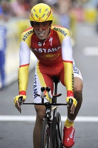 Contador crosses the line