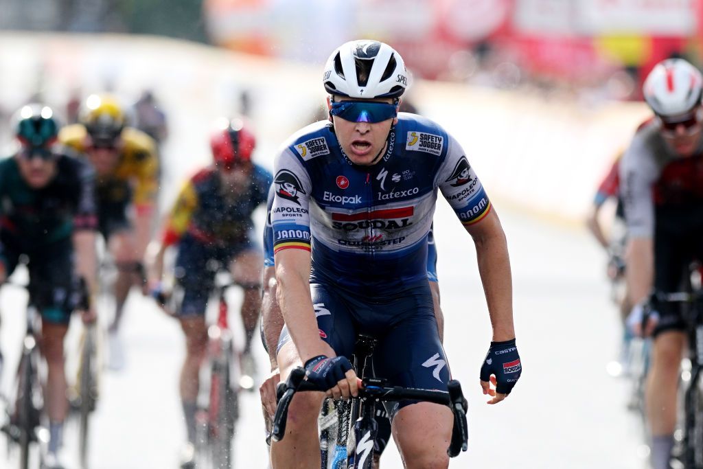 Tim Merlier (Soudal - Quick Step) wins stage 1 after crash-marred finale