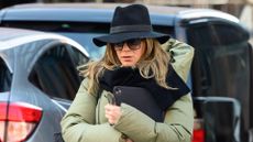 Jennifer Aniston Braces the Freeze on a Cozy New York Walk 15/01/2026