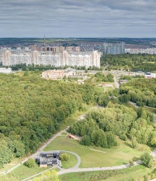 New paths and a community pavilion at the Gorkinsko Ometyevsky Forest in Tartastan designed alongside the local community on the occasion of the biennial