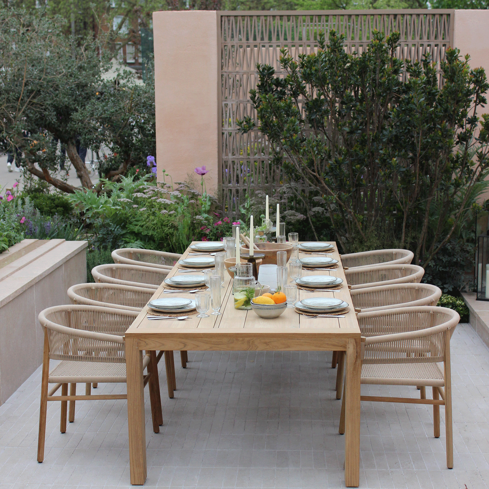 set makan outdoor kayu di pertunjukan bunga chelsea