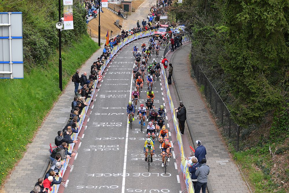 The peloton at the 2017 women's Amstel Gold Race