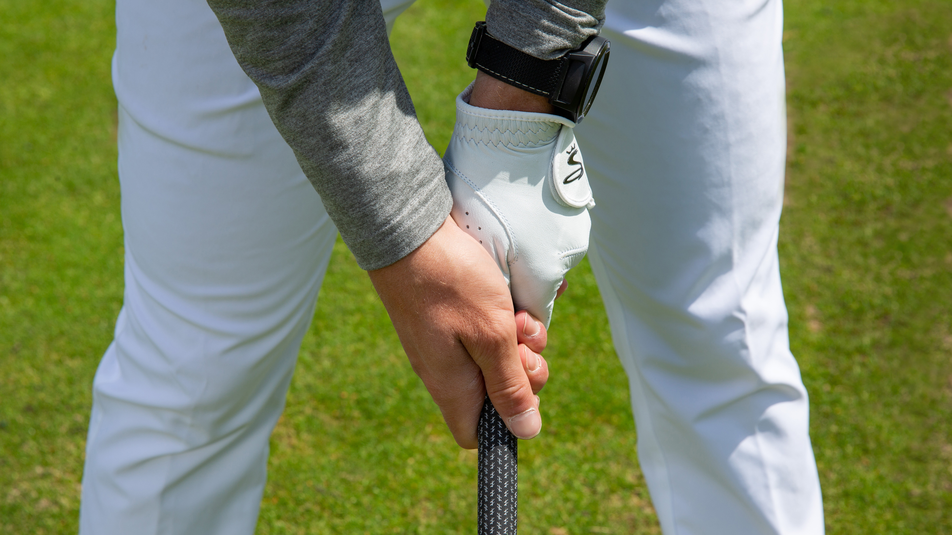 PGA pro Alex Elliott demonstrating a neutral golf grip