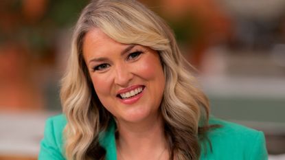 headshot of sara davies