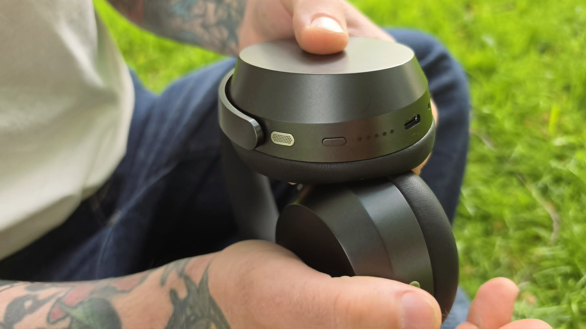 Sennheiser Momentum 5 h&amp;aring;lls upp &amp;ouml;ver en gr&amp;auml;smatta.