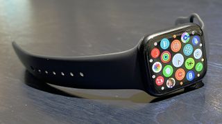 Die Apple Watch 8 liegt auf der Seite und zeigt den Startbildschirm