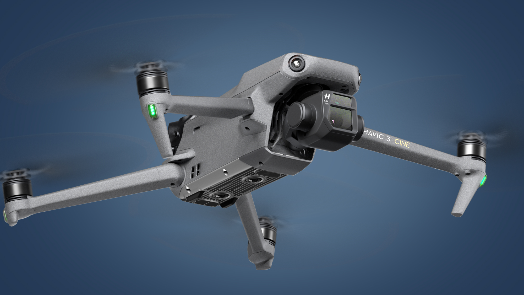 Drone DJI Mavic 3 sedang terbang dengan latar belakang biru