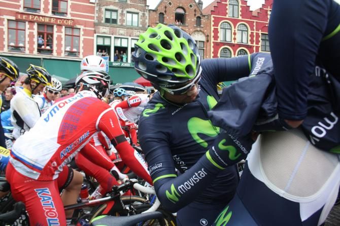 Imanol Erviti (Movistar) helps his teammate Jose Ivan Gutierrez with his radio