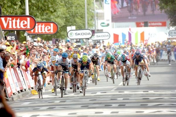 Tyler Farrar (Garmin-Cervelo) edges out Romain Feillu (Vacansoleil-DCM) in Redon.