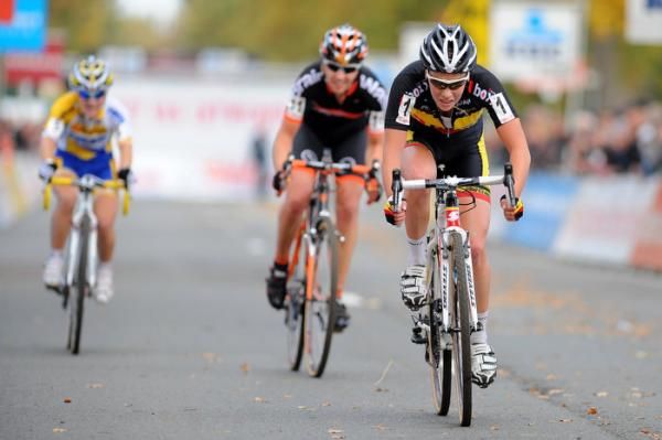 Belgian champion Sanne Cant (Boxx) takes the sprint for fifth place.