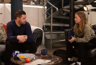 Aaron tries to apologies to Liv in Emmerdale
