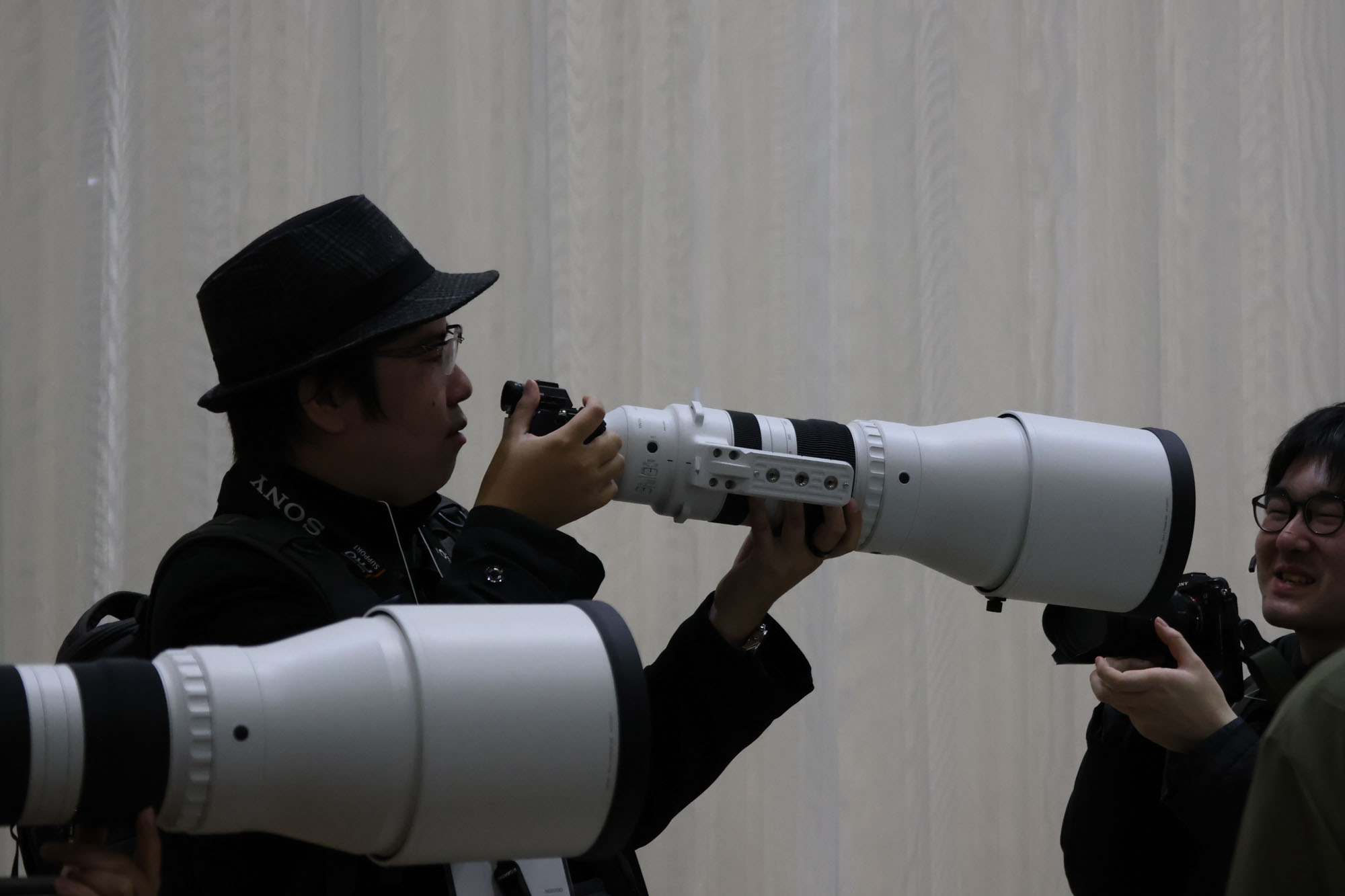 Person holding the Sigma 300-600mm F4 lens at the CP+ 2025 photography show