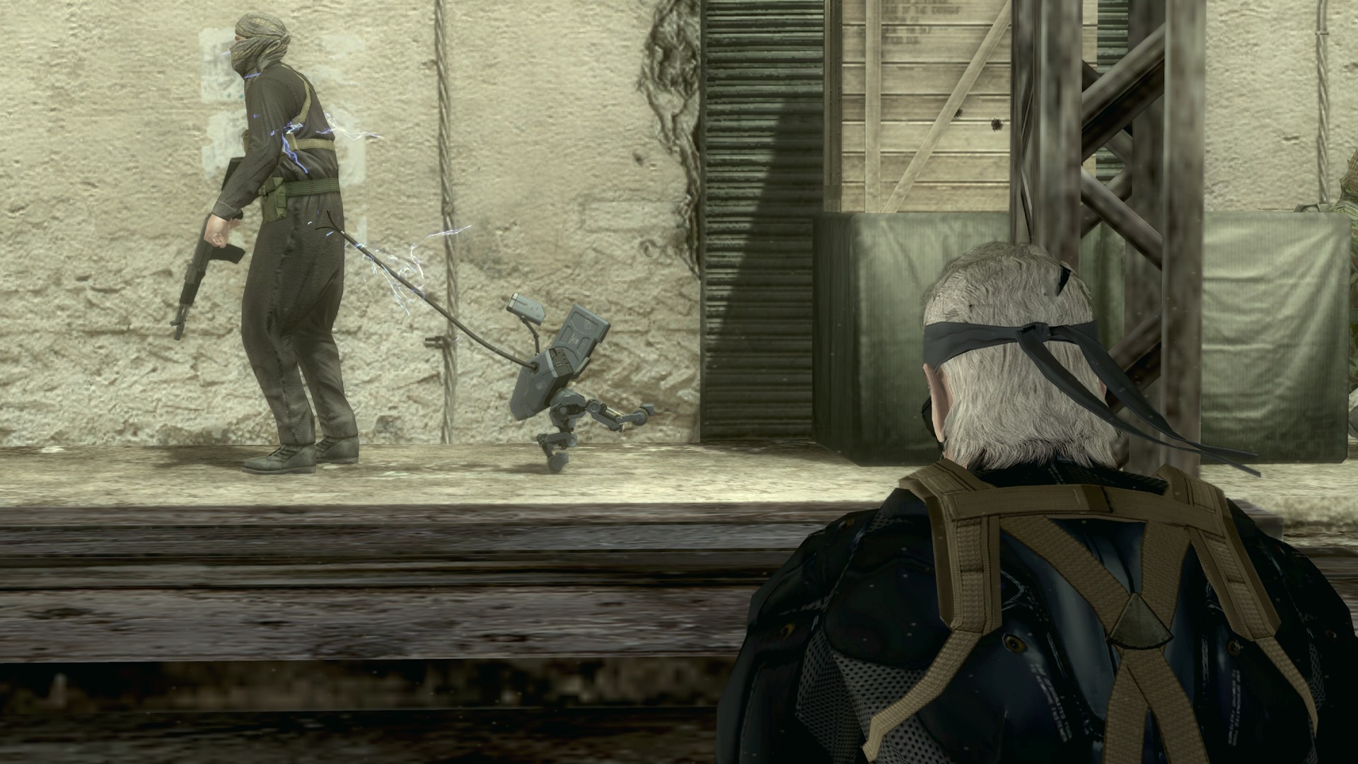 Old Snake uses the Metal Gear Mk.II to electrocute an unsuspecting enemy