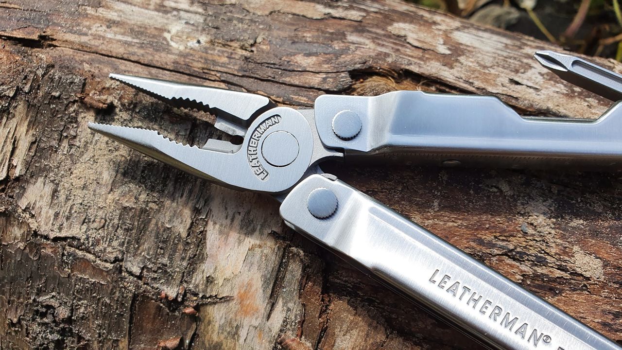Leatherman vs Victorinox Swiss Army Knife which multitool is better? T3