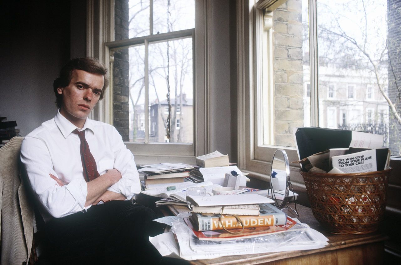 Martin Amis poses at home on September 25, 1987, while still living in London. (Photo by Ulf Andersen/Getty Images)