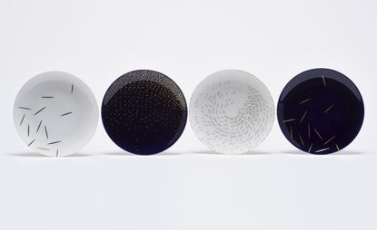 Four different plate designs in monochrome colour. Left to right: White with 13 black lines; Black with faint white dots; white with grey dots; black with 13 white lines. 