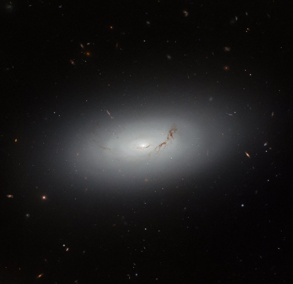 Hubble telescope spots glowing galactic disk in deep space (photo) | Space