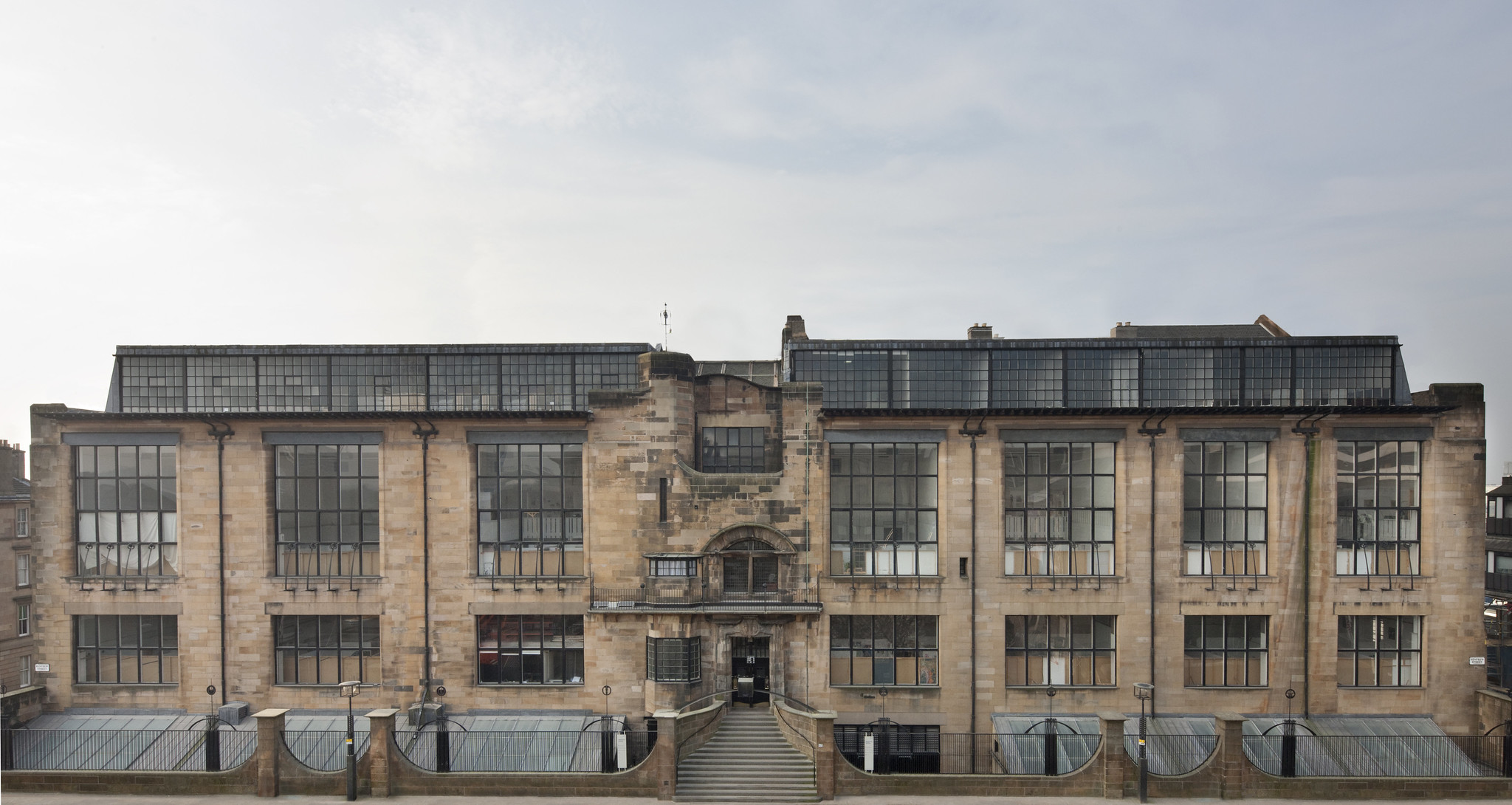 The exterior of charles rennie Mackintosh's building at the Glasgow School of Art