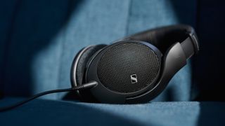 Sennheiser HD 550 on a blue background 