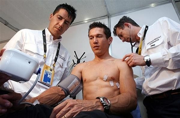 Robbie McEwen (Predictor-Lotto) shows off his veins.