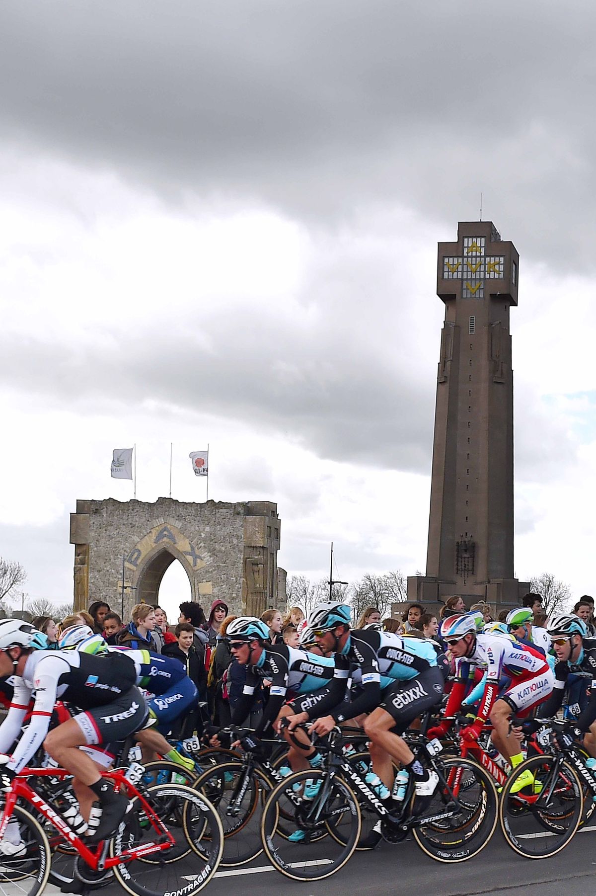 The peloton passes the Ijzertoren WWI memorial