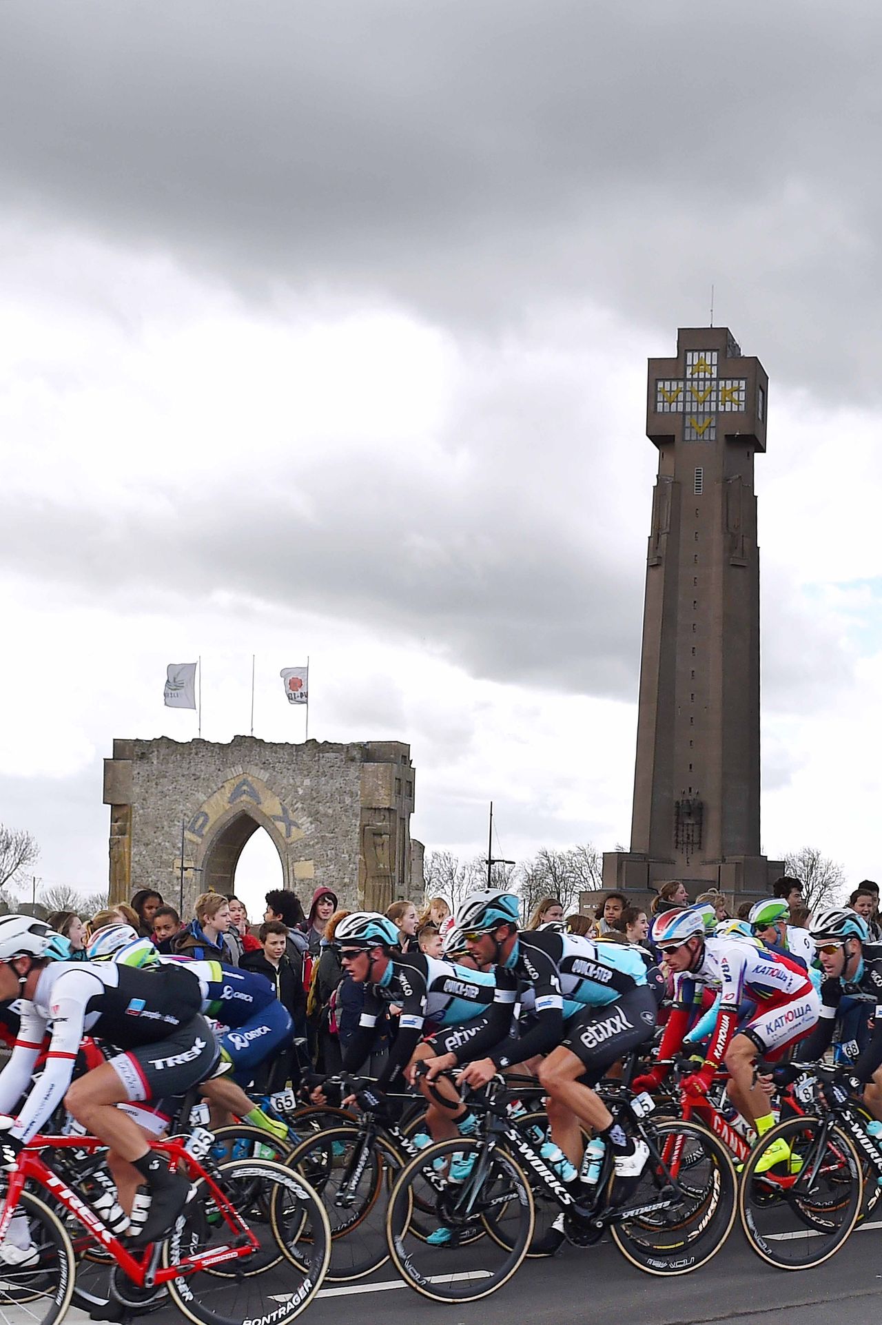The peloton passes the Ijzertoren WWI memorial