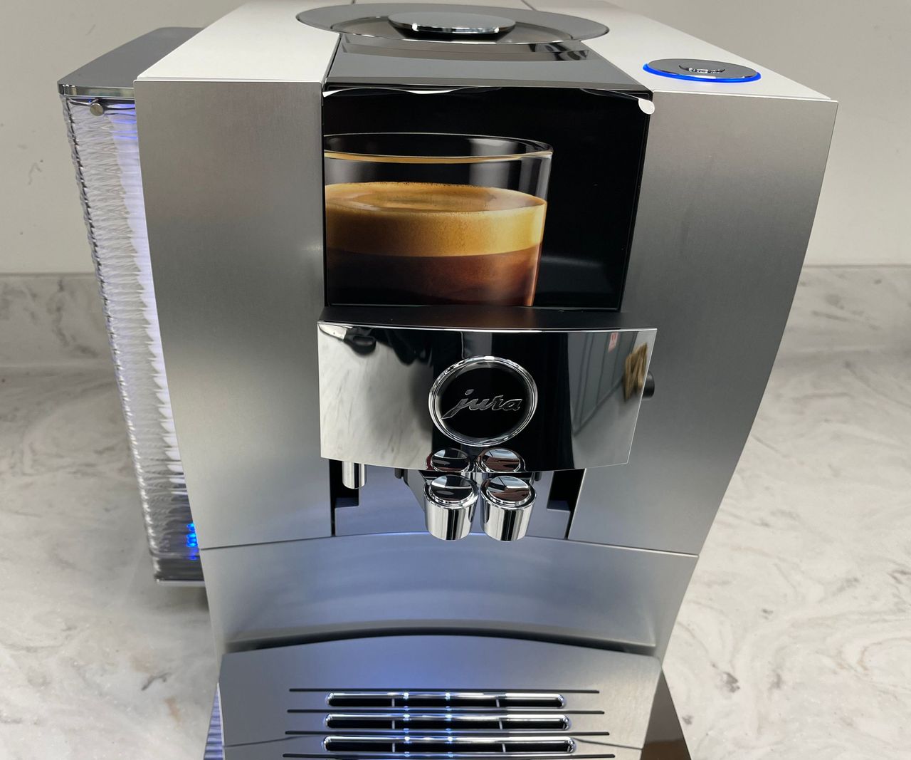 Jura Z10 on the countertop
