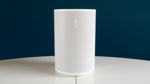 Sonos Era 100 i vitt på ett vitt bord