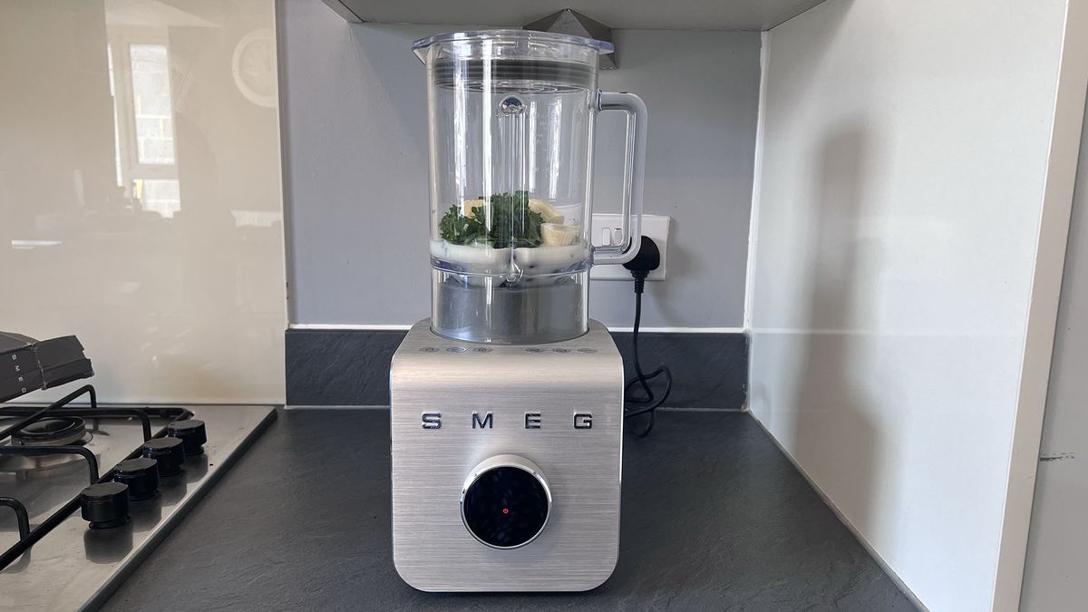 Making a kale, blueberry and banana smoothie in the Smeg BLC01 Professional Blender