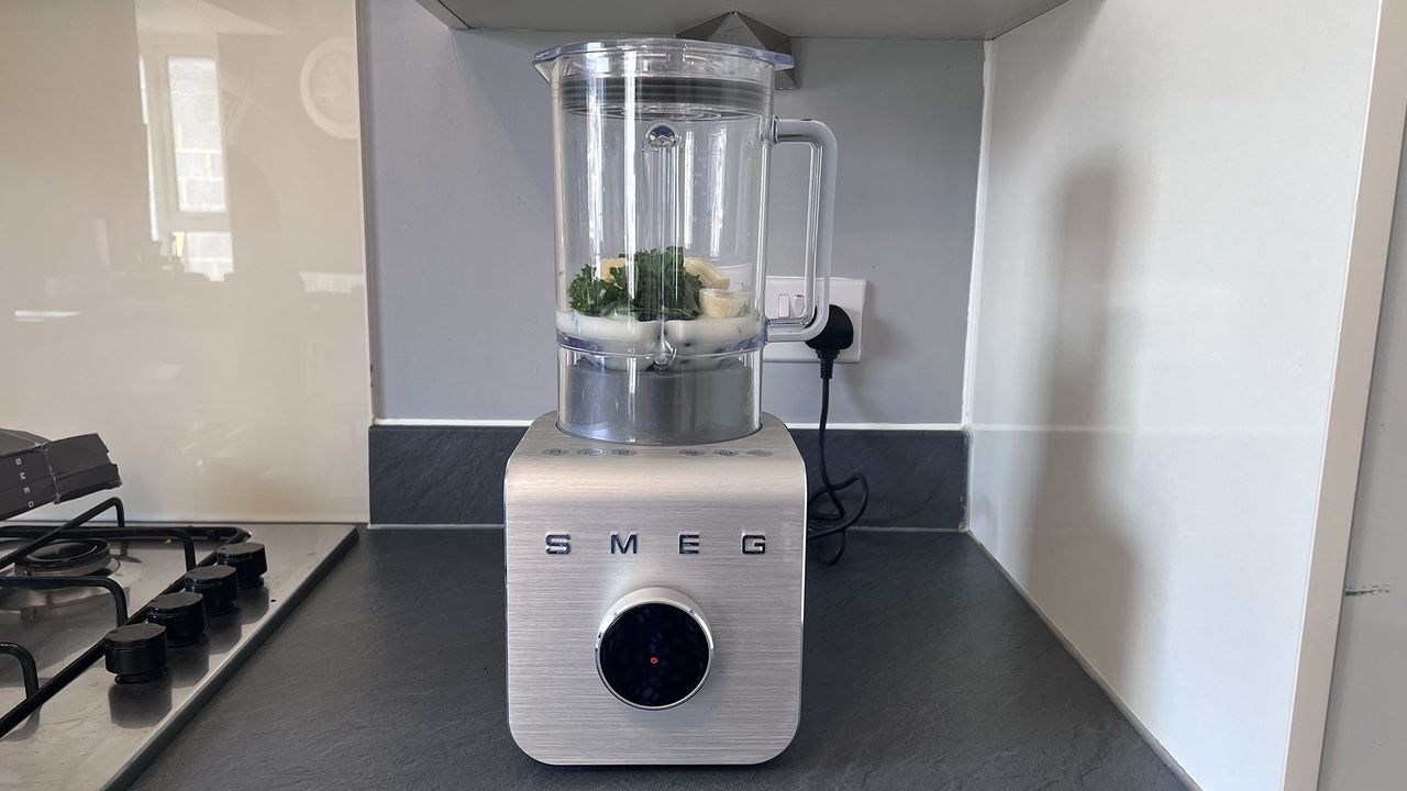 Making a kale, blueberry and banana smoothie in the Smeg BLC01 Professional Blender
