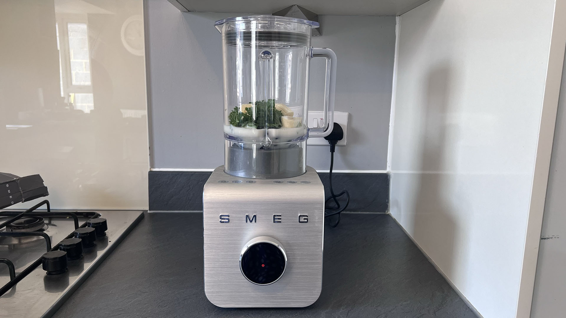 Making a kale, blueberry and banana smoothie in the Smeg BLC01 Professional Blender