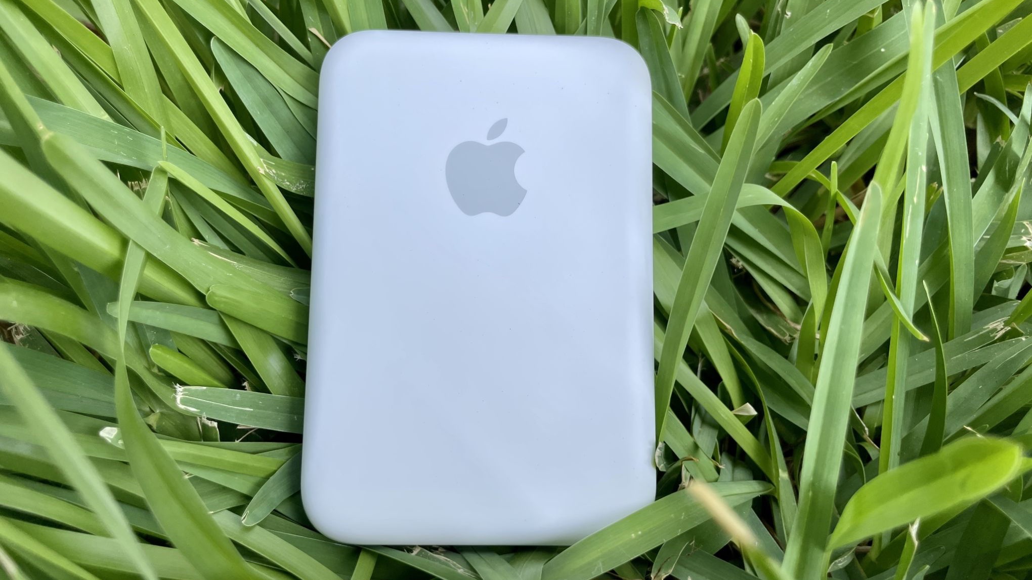 Paket Baterai MagSafe Putih dari Apple di atas rumput