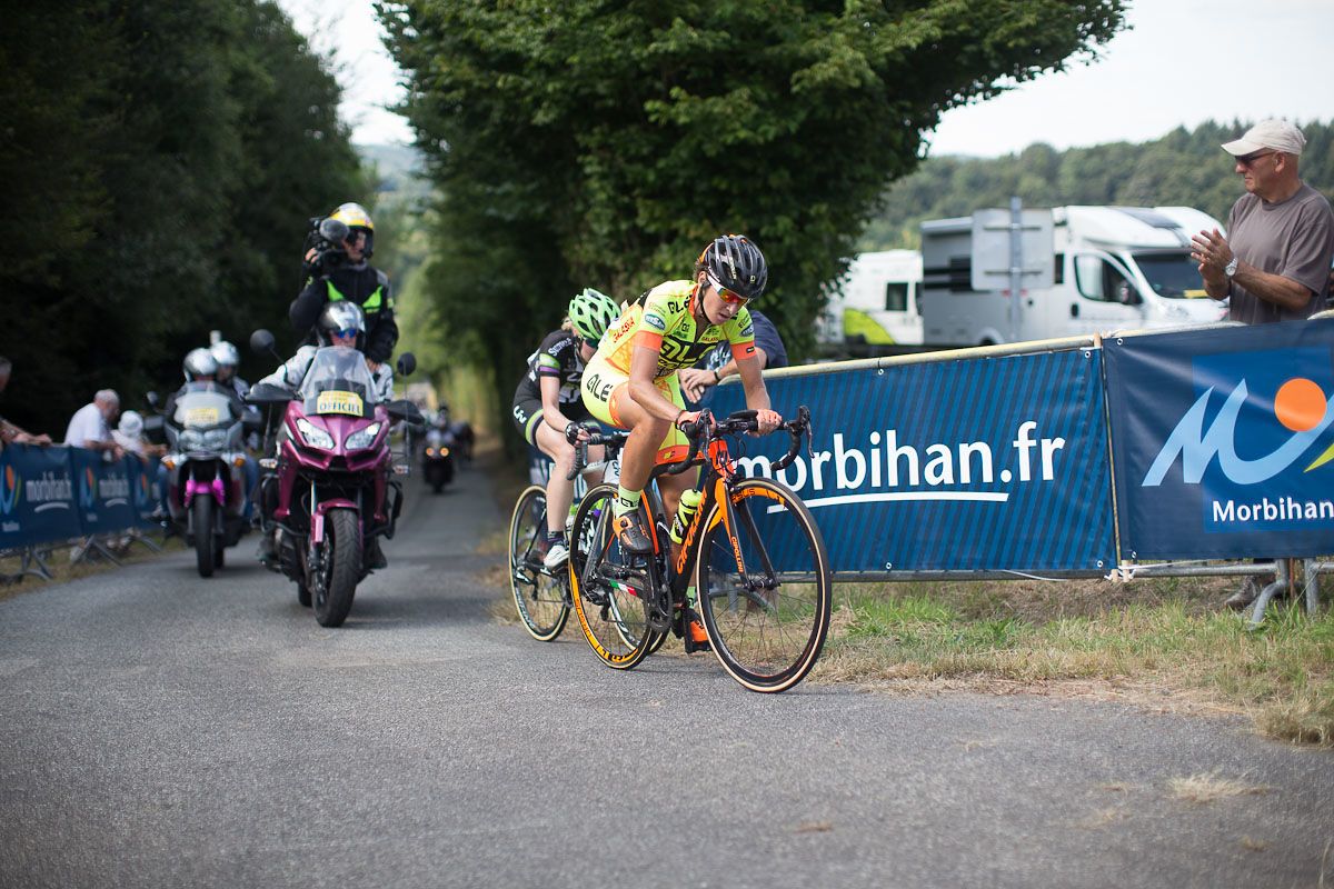 Malgorzata Jasinska of Ale-Cipollini Cycling Team reaches the top of the last climb of the fourth lap with Rozanne Slik (Liv-Plantur) in tow