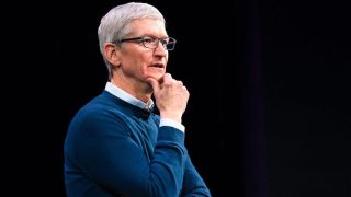 Tim Cook presenterar nya Apple-produkter uppe på scen.