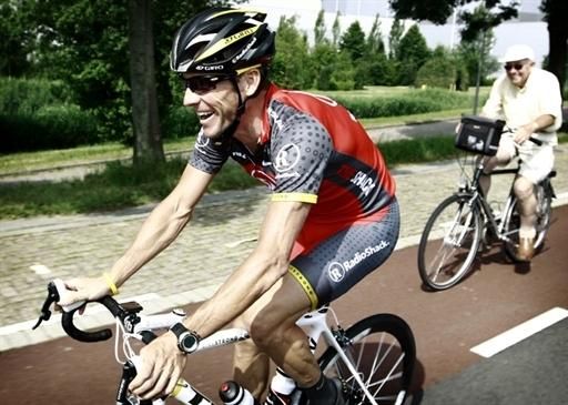 Lance Armstrong (Radioshack) enjoying his ride in Rotterdam.