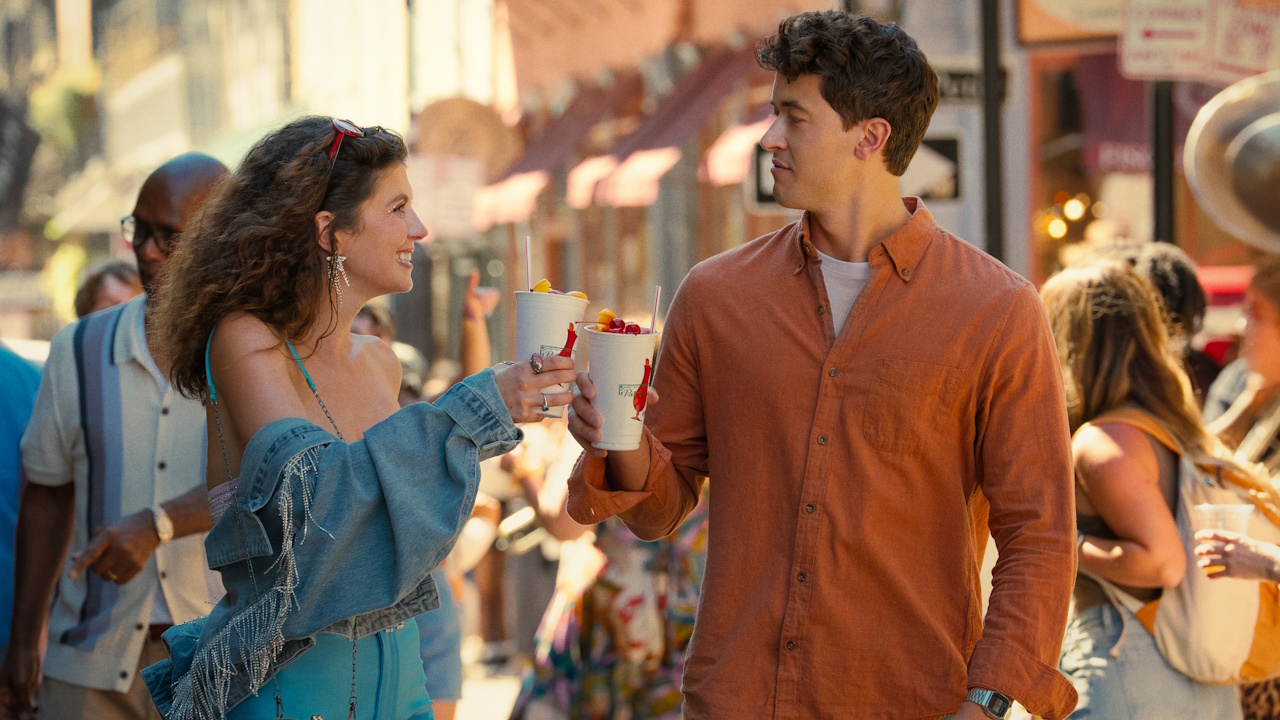 Emily Bader as Poppy and Tom Blyth as Alex in People We Meet on Vacation.