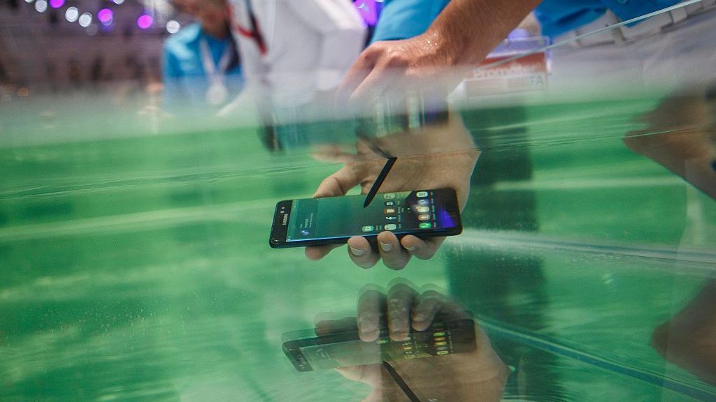 Samsung&amp;#039;s Galaxy S7 being being used underwater at a trade show