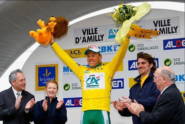 Thor Hushovd (Cr&eacute;dit Agricole) salutes the crowd after his prologue win.