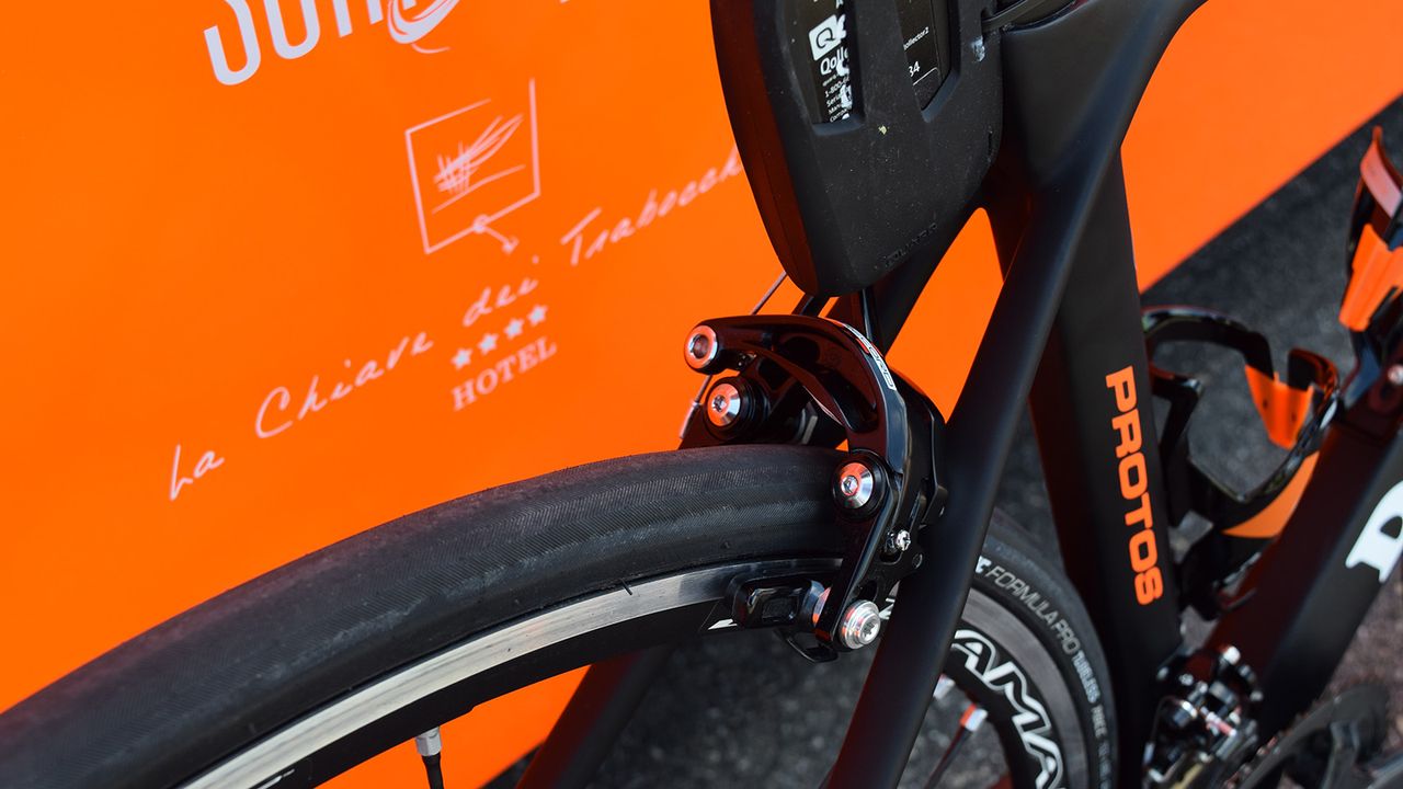 Direct mount Campagnolo Super Record brakes provided the stopping power for Cunego's bike