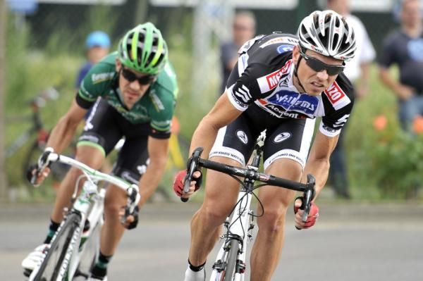 J&uuml;rgen Van Goolen (Veranda's Willems-Accent) and Anthony Charteau (Europcar) bridge to Linus Gerdemann.